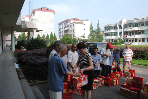 仁和集團(tuán)端午節(jié)前走訪慰問福利院